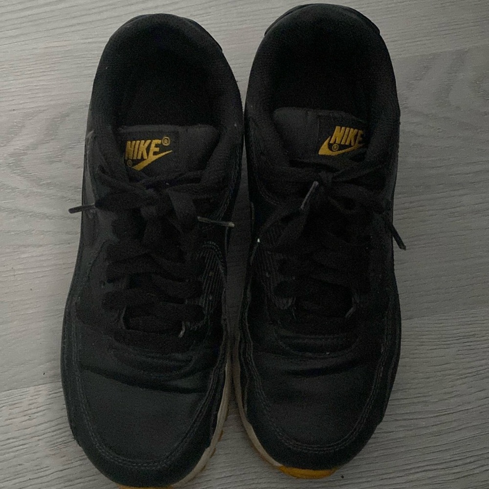 Nike tennis shoes! (black and gold)